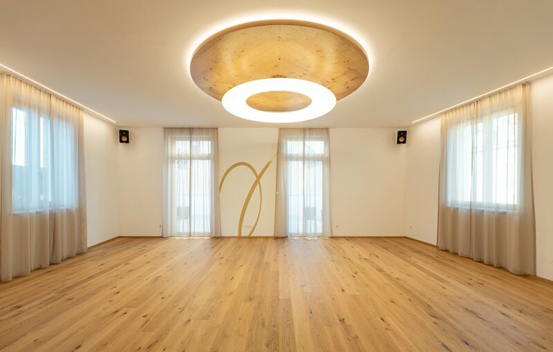 Der Yoga- & Workshop-Raum hat einen Eichen-Parkett Boden, mehrere Fenster und ein Dachterrasse. Er ist sehr hell und freundlich.